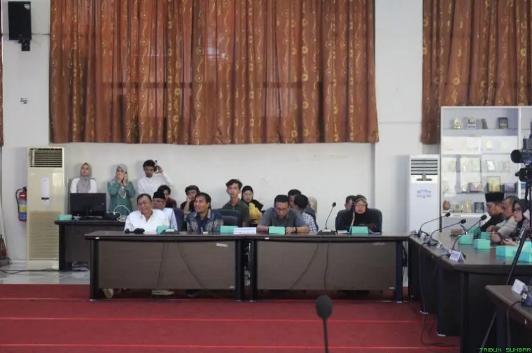 Wali Kota Padang Fadly Amran membuka FGD Evaluasi Kinerja 100 Hari bersama LPPM Unand dan jajaran OPD di Ruang Bagindo Aziz Chan, Jumat (20/6/2025). (Foto: Ist)