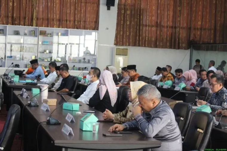Wali Kota Padang Fadly Amran membuka FGD Evaluasi Kinerja 100 Hari bersama LPPM Unand dan jajaran OPD di Ruang Bagindo Aziz Chan, Jumat (20/6/2025). (Foto: Ist)