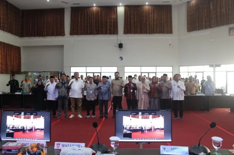 Wali Kota Padang Fadly Amran membuka FGD Evaluasi Kinerja 100 Hari bersama LPPM Unand dan jajaran OPD di Ruang Bagindo Aziz Chan, Jumat (20/6/2025). (Foto: Ist)