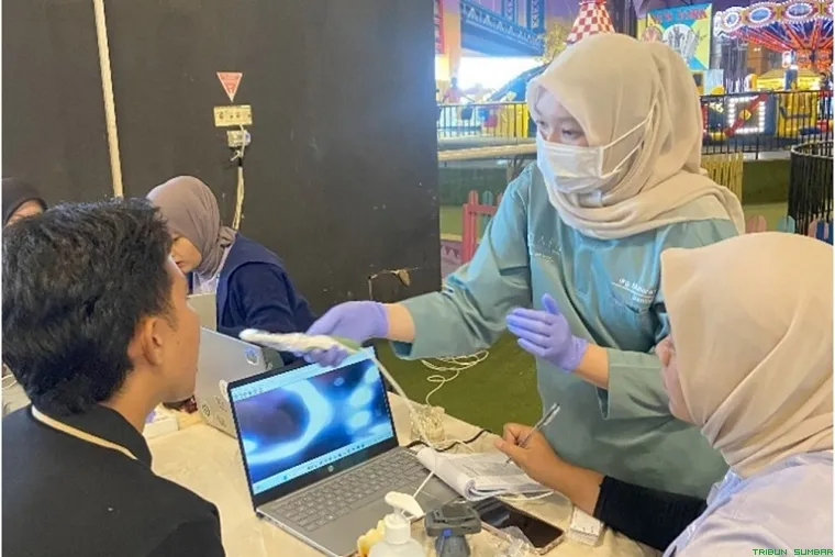 Dokter dari GAIA Dental Clinic memeriksa gigi pengunjung menggunakan kamera intraoral di booth acara Waste to Wonder Transmart Padang. (Foto: Ist)