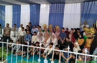 Kepala PKBM Lokomotif Nurul Maulidia Syam bersama siswa-siswi lulusan Paket A, B, dan C pada acara pelepasan di Padang, Sabtu (28/6/2025). (Foto: Ist)