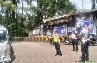 Petugas kepolisian berjibaku mengatur lalu lintas di jalur ekstrem Sitinjau Lauik, Padang, saat kemacetan parah menyebabkan ribuan kendaraan terjebak selama dua hari. (Foto: Ist)