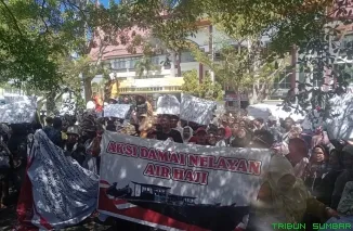 Perwakilan nelayan Air Haji Barat diterima DPRD Pessel dalam audiensi terbuka terkait tuntutan pencopotan Novermal, Senin (2/6/2025). (Foto: Ist)