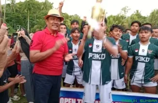 Aprinal Tanjung menyerahkan trofi kepada juara Turnamen Mini Soccer Koto Tuo 2025 di Kecamatan Batang Kapas, Kamis (5/6/2025). (Foto: Ist)
