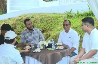 Wali Kota Padang Fadly Amran meresmikan Atrium by Lighthouse di Bukit Lampu, destinasi wisata baru yang memadukan kuliner, alam, dan ruang komunitas, Sabtu (7/6/2025). (Foto: Ist)