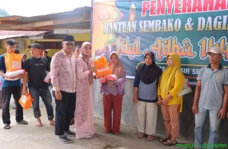 Kapolres Pesisir Selatan AKBP Derry Indra, S.I.K., M.H. menyerahkan daging kurban secara simbolis kepada masyarakat pada perayaan Iduladha 1446 H di Mapolres Pessel, Sabtu (7/6/2025). (Foto: Ist)