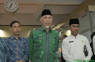 Gubernur Sumbar Mahyeldi Ansharullah menerima piagam penghargaan dari Kementerian Pendidikan Dasar dan Menengah RI atas capaian data pendidikan terbersih secara nasional. (Foto: Ist)