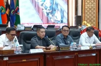 Wakil Ketua DPRD Provinsi Sumatera Barat, Iqra Chissa saat membuka Publik Hearing Pembahasan Ranperda tentang RPJMD. (Foto: Ist)