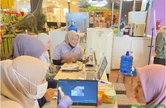 Dokter dari GAIA Dental Clinic memeriksa gigi pengunjung menggunakan kamera intraoral di booth acara Waste to Wonder Transmart Padang. (Foto: Ist)