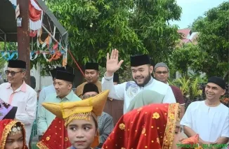 Wali Kota Padang, Fadly Amran, melepas Pawai Ta'aruf dalam rangka Khatam Alquran Gabungan MDTA se-Kota Padang di Parupuk Tabing, Minggu (1/6/2025). (Foto: Ist)