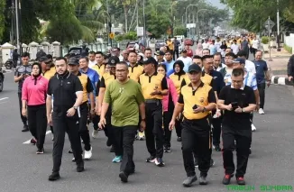 Wali Kota Padang Fadly Amran bersama Forkopimda dan peserta mengikuti olahraga bersama dalam rangka Hari Bhayangkara ke-79 dan HKGB ke-73 di Halaman Kantor Gubernur Sumbar, Rabu (25/6/2025). (Foto: Ist)