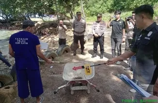 Pelaku BSI memperagakan 18 adegan rekonstruksi pembunuhan sadis di hadapan penyidik Kejaksaan dan Polres Pesisir Selatan. (Foto: Ist)