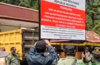 Petugas menertibkan kawasan ilegal di Mega Mendung Lembah Anai, Sumatera Barat, sebagai upaya penyelamatan lingkungan dan mitigasi bencana. (Foto: Ist)