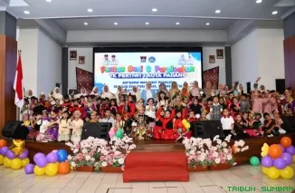 Ketua Yayasan Pertiwi Padang, Ny. dr. Dian Puspita Fadly Amran, memberikan sambutan dalam pentas seni dan perpisahan TK Pertiwi 1. (Foto: Ist)