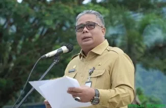 Sekda Solok Selatan, Dr. H. Syamsurizaldi, saat memimpin Apel Gabungan ASN dan menyampaikan pentingnya strategi inovatif OPD dalam menghadapi ketidakpastian global, Senin (23/6/2025). (Foto: Ist)