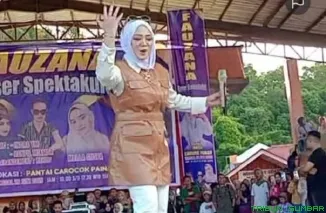 Fauzana tampil memukau di panggung utama Pantai Carocok Painan, disaksikan ribuan penggemar yang antusias. (Foto: Ist)