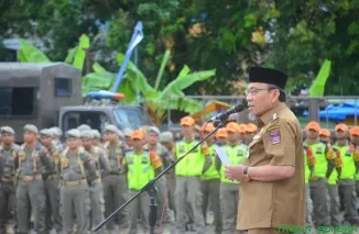 Wakil Wali Kota Padang Maigus Nasir menyerahkan sertifikat secara simbolis kepada personel Dubalang dalam Apel Gelar Pasukan di Mako Satpol PP. (Foto: Ist)