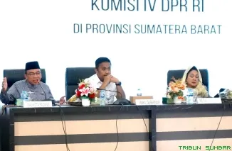 Wakil Wali Kota Padang, Maigus Nasir, bersama Ketua Komisi IV DPR RI, Siti Hediati Soeharto, saat menghadiri kunjungan kerja di Auditorium Gubernuran Sumbar, Jumat (20/6/2025). (Foto: Ist)