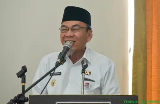 Wakil Wali Kota Padang Maigus Nasir bersama Wakil Ketua DPRD Osman Ayub membuka pelatihan kewirausahaan bagi TKM di Grand Basko Hotel Padang. (Foto: Ist)
