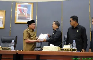 Wakil Wali Kota Padang, Maigus Nasir, menyampaikan Nota Perubahan KUA-PPAS 2025 dalam Rapat Paripurna DPRD sebagai bentuk arah pembangunan strategis kota. (Foto: Ist)