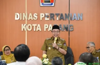 Wakil Wali Kota Padang, Maigus Nasir, saat memberikan arahan kepada penyuluh pertanian dan perikanan dalam rangka mendukung program Padang Melayani dan penanggulangan kemiskinan. (Foto: Ist)