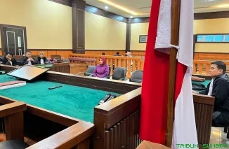 Majelis Hakim Tipikor Padang saat membacakan vonis 4 tahun penjara kepada terdakwa PGL dalam kasus korupsi dana PNPM-MPd Bayang Utara, Pesisir Selatan. (Foto: Ist)