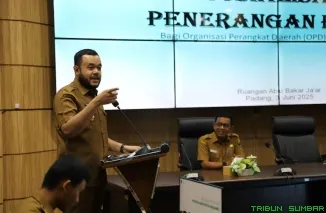 Wali Kota Padang, Fadly Amran, membuka Sosialisasi Penerangan Hukum 2025 di Kantor Balai Kota, Aie Pacah, Selasa (3/6/2025). (Foto: Ist)