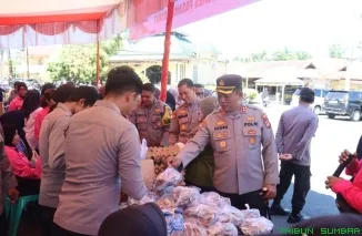 Suasana antusias warga saat berbelanja di Bazar Sembako Murah Polres Pasaman Barat dalam rangka Hari Bhayangkara ke-79. (Foto: Ist)