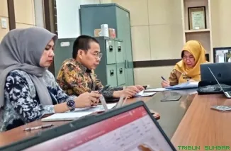 Ketua Monev KI Sumbar Mona Sisca bersama Ketua KI Sumbar Musfi Yendra dan Kadis Kominfo Sumbar Siti Aisyah memimpin rapat persiapan Monev 2025 di Kantor Kominfo Sumbar, Selasa (24/6/2025). (Foto: Ist)
