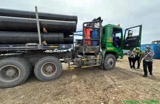 Petugas Satlantas Solok Selatan memberi arahan keselamatan kepada sopir truk dalam kegiatan sosialisasi pencegahan ODOL di Jalan Raya Padang Aro-Kerinci. (Foto: Ist)