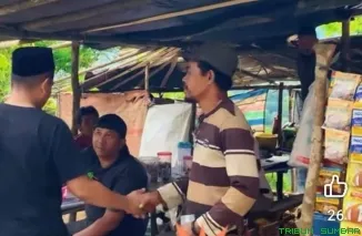 Wakil Bupati Pesisir Selatan Risnaldi Ibrahim meninjau progres pembangunan jalan tembus Pasar Baru--Alahan Panjang yang akan mendukung konektivitas dan pertumbuhan ekonomi dua wilayah. (Foto: Ist)