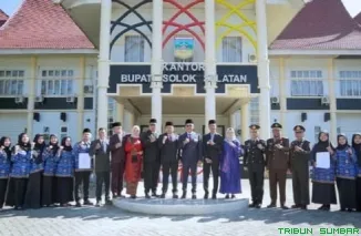 Bupati Solok Selatan Khairunas menyerahkan SK CPNS kepada peserta formasi 2024 dalam upacara Hari Lahir Pancasila di halaman Kantor Bupati. (Foto: Ist)