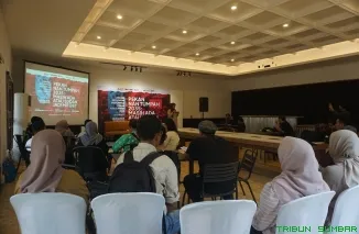 Peserta dan narasumber DKT kelima Pekan Nan Tumpah 2025 berdiskusi aktif di Ruangtemu Nan Tumpah, membahas praktik alih media dalam seni lintas disiplin. (Foto: Ist)