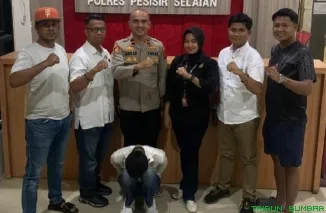 Tim Tekab Darat Unit PPA Satreskrim Polres Pesisir Selatan saat mengamankan AAY, tersangka kasus persetubuhan anak di bawah umur di Kecamatan IV Jurai. (Foto: Ist)