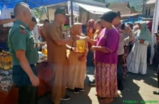 Masyarakat antusias berbelanja kebutuhan pokok dalam pasar murah yang digelar Dinas Perikanan dan Pangan Pesisir Selatan di Pasar Barung-Barung Balantai, Selasa (3/6/2025). (Foto: Ist)