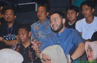 Wali Kota Padang, Fadly Amran, menyaksikan pertunjukan Randai Pincuran Tujuah dalam Festival Nan Jombang Tgl3 di Gedung Manti Menuik, Kuranji, Selasa malam (3/6/2025). (Foto: Ist)