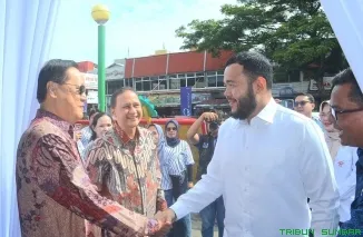 Wali Kota Padang Fadly Amran bersama Yudhy Aryanto dan Wira Setyawan saat meresmikan Dulux Experience Store pertama di Sumatera Barat, Rabu (18/6/2025), di Toko Cat Sinar Mutiara Permai. (Foto: Ist)