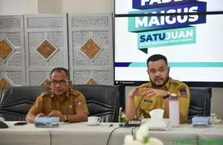 Wali Kota Padang, Fadly Amran memimpin rapat penataan kawasan Muara Batang Arau bersama jajaran OPD di Rumah Dinas Wali Kota, Selasa (24/6/2025). (Foto: Ist)