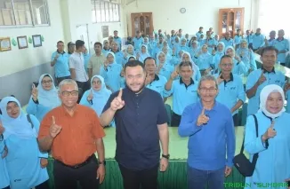 Wali Kota Padang Fadly Amran bersama alumni SMAN 1 Padang Angkatan 1985 saat menghadiri Reuni 40 Tahun Kasma 1'85 di Aula SMAN 1 Padang. (Foto: Ist)