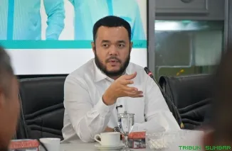 Wali Kota Padang Fadly Amran saat berdiskusi dengan jajaran PT Collega Inti Pratama (Telkom Group) terkait penerapan sistem pajak daerah terintegrasi, di Rumah Dinas Wali Kota, Rabu (18/6/2025). (Foto: Ist)