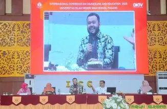 Wali Kota Padang Fadly Amran saat menyampaikan keynote speech dalam International Conference on Counseling and Education (ICCE) 2 di UIN Imam Bonjol Padang. (Foto: Ist)
