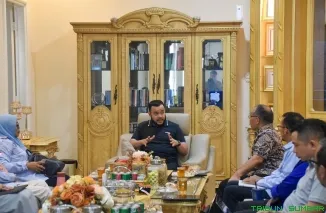 Wali Kota Padang Fadly Amran memimpin rapat perencanaan pengembangan kawasan Kota Tua di kediamannya, Minggu (1/6/2025). (Foto: Ist)