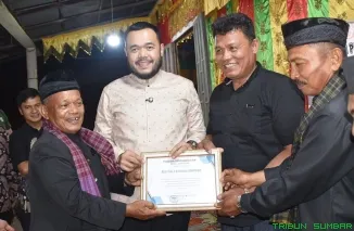 Wali Kota Padang, Fadly Amran bersama rombongan MGB Petaling Malaysia menikmati makan bajamba dan ramah tamah di Rumah Gadang Datuak Rajo Ibrahim, Sabtu malam (28/6/2025). (Foto:Ist)