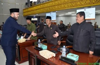 Wali Kota Padang Fadly Amran menyampaikan Nota Keuangan dan Ranperda Perubahan APBD 2025 dalam Rapat Paripurna DPRD Kota Padang, Senin (30/6/2025). (Foto: Ist)