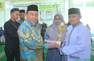 Wakil Wali Kota Padang, Maigus Nasir, membuka kegiatan MK2MDT di Masjid Raya Adabiah, didampingi Camat Padang Timur dan jajaran FKDT, Senin (9/6/2025). (Foto: Ist)