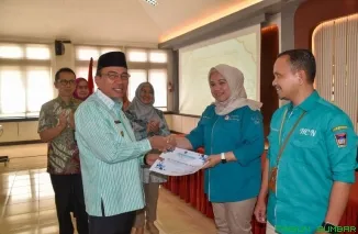 Wakil Wali Kota Padang, Maigus Nasir, saat menyampaikan materi dalam Workshop Pelayanan Prima di Aula Dinas Kesehatan Kota Padang. (Foto: Ist)