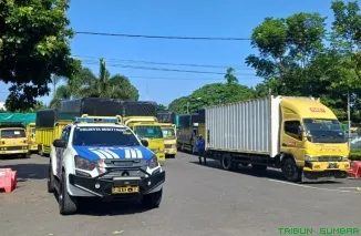 Direktur ZATAKA Express, Riza Yulfi, saat menjelaskan komitmen perusahaan dalam distribusi koper jemaah haji dan air Zamzam ke seluruh daerah di Sumbar dengan penuh tanggung jawab dan profesionalisme. (Foto: Ist)