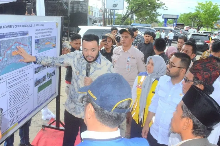 Wali Kota Padang Fadly Amran bersama Anggota Komisi V DPR RI Zigo Rolanda saat membahas penanganan kemacetan dan rencana pelebaran Jalan ByPass II Padang, Kamis (3/7/2025). (Foto: Ist)