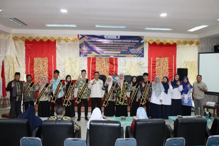 Wali Kota Padang Fadly Amran membuka secara resmi Turnamen Voli Champin's Cup IV di Lapangan Champin's, Bungus Timur, Kamis (10/7/2025), yang diikuti 33 klub dan disambut antusias warga. (Foto: Ist)
