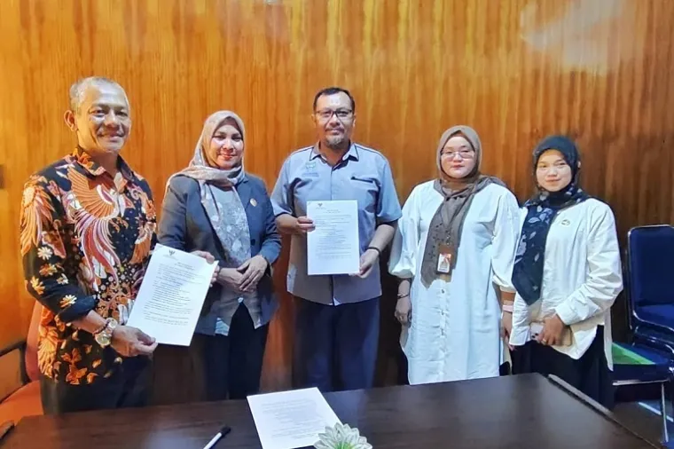 Mona Sisca, mediator Komisi Informasi Sumbar, memimpin mediasi sukses antara Pemkab Pasbar dan Syarif Isran dalam penyelesaian sengketa informasi publik. (Foto: Ist)